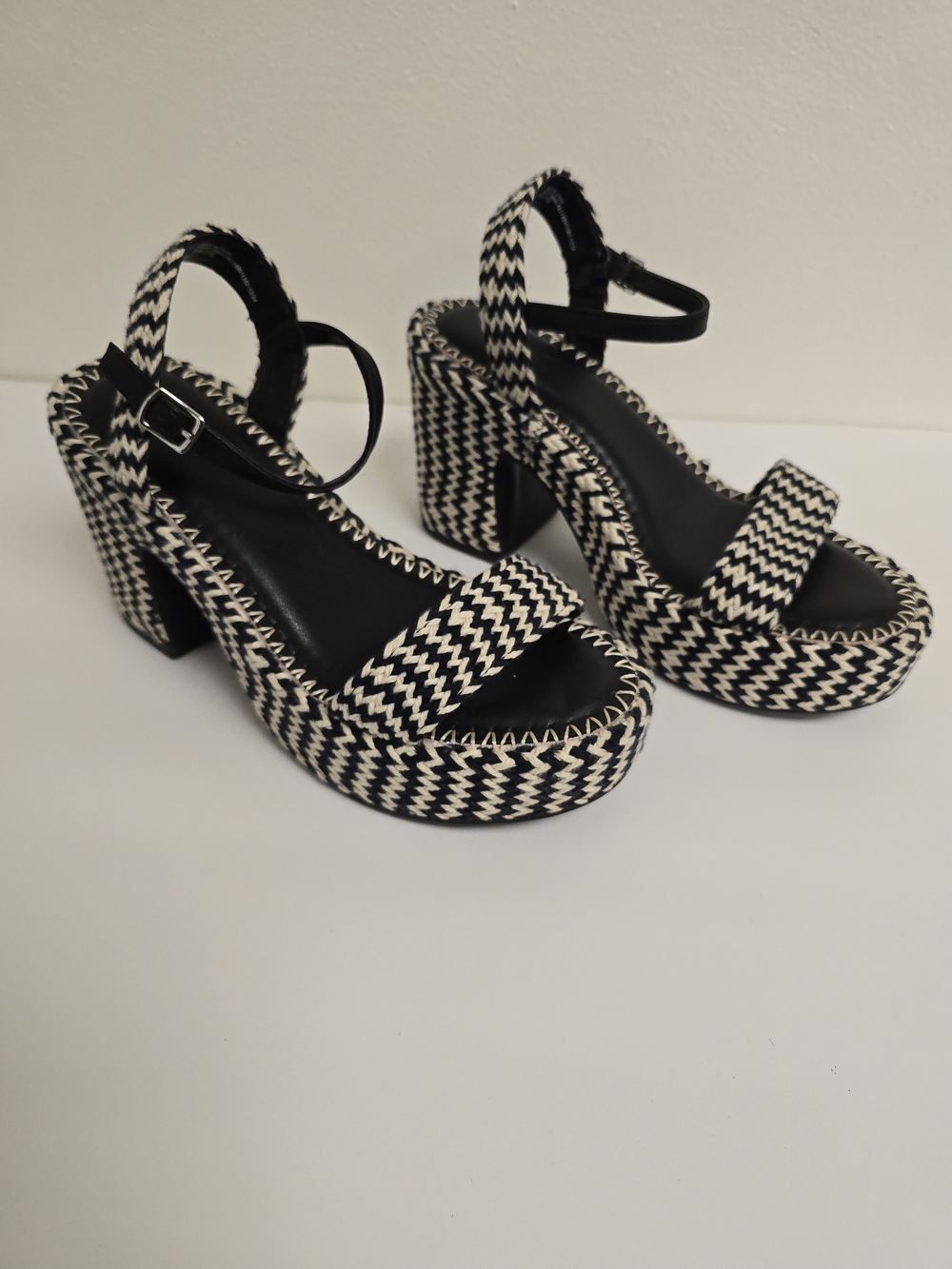 Universal Thread Black and Ivory Zigzag Platform Sandals